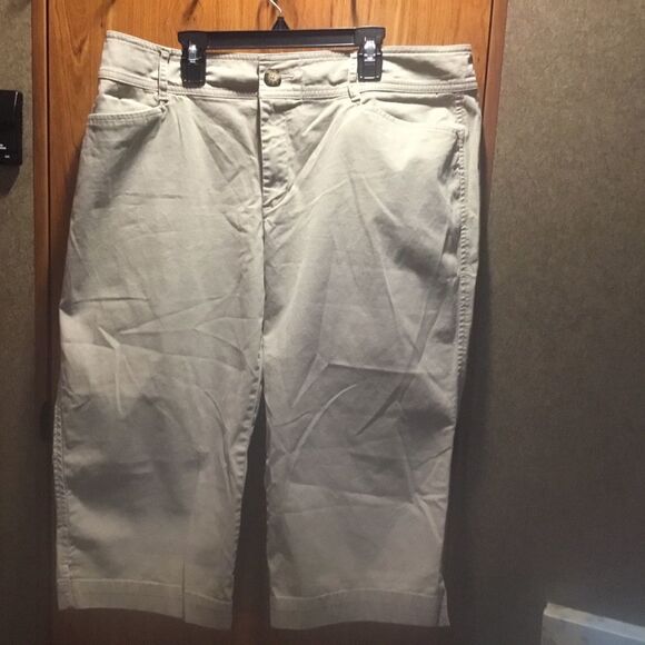 NWOT Eddie Bauer Brand Kaki Colored Capris Women’s Size 16. - Picture 1 of 14